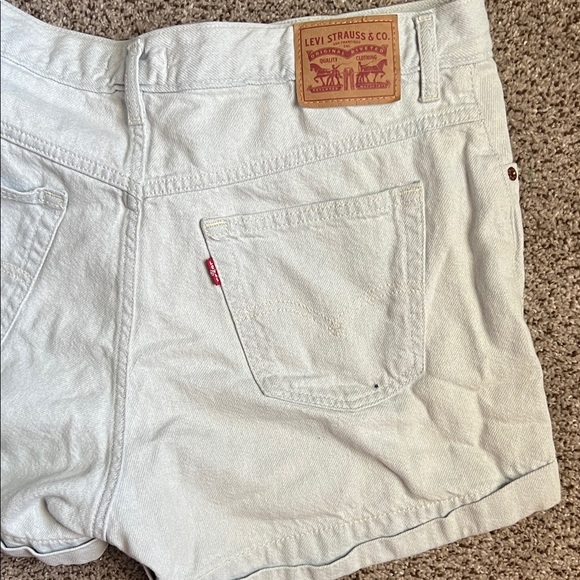 Levi's Women's Cream Jean Shorts - Picture 5 of 10